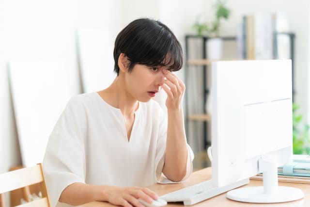 パソコンの画面が暗くうっすら見える原因と対処法【自分で直せるチェック付き】