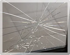 ヒビ割れた窓ガラス