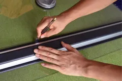 フロートガラスを切り取るガラス屋