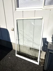 足立区で倉庫事務所2階の窓ガラスを透明網入りガラス（PWH）へ交換