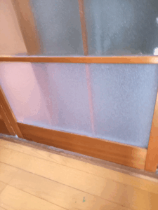 足立区で室内引き戸のガラス交換｜リビング仕切りのすりガラスをアクリルかすみに変更