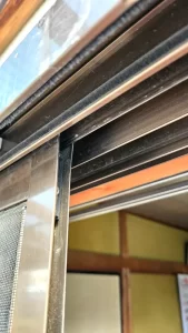 足立区で網戸修理｜ぶつかって外れた網戸を補修しスムーズに復旧
