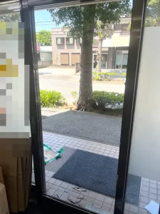 【東京都大田区】自動ドアのガラス交換｜6mmの型板ガラスへ交換した施工事例