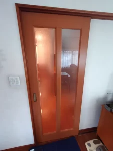 【東京都大田区】室内扉のガラス交換｜曇りガラスから4mmの型板ガラスへ交換した施工事例