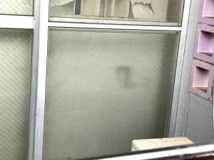 【東京都大田区】掃き出し窓ガラスの交換｜網入りガラスから網入り型板ガラスへ交換した施工事例