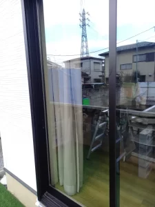 葛飾区｜物が当たって傷がついた掃き出し窓のペアガラスを交換した施工事例
