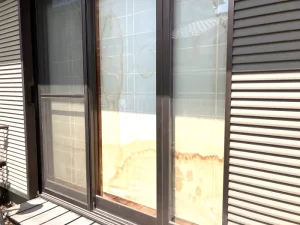 東京都北区｜荷物が当たってひび割れた引き戸の大判透明ガラス1枚を交換した事例