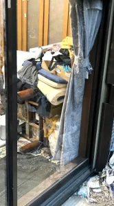 江東区でサッシごと外れていた2階掃き出し窓の透明ガラスを交換しました