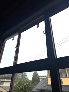 品川区で倉庫確認時に割れに気づいた2階窓の透明ガラスを交換しました