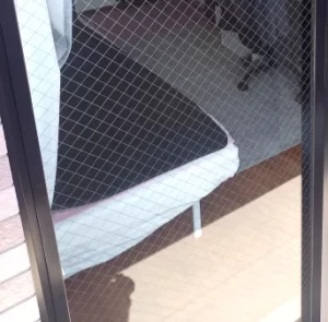 品川区で日当たりの良い窓に入ったヒビを網入り透明ガラスへ交換しました