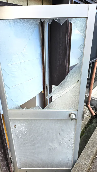 強風によって大きく割れた勝手口扉上部のすりガラス