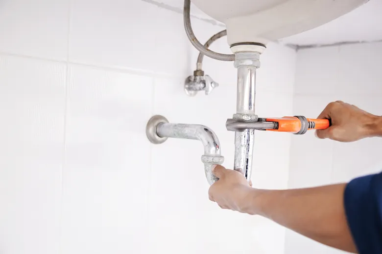 排水管のナットを閉める作業