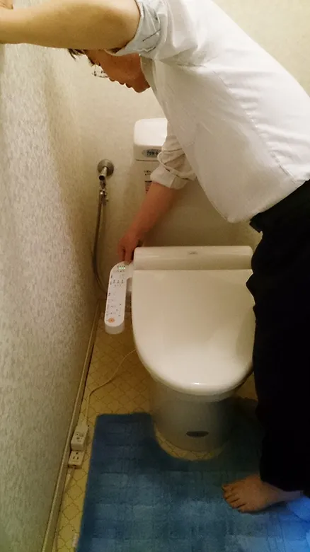 トイレの修理の様子