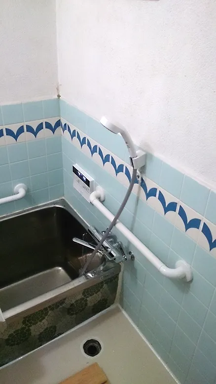 浴室のシャワーと水栓