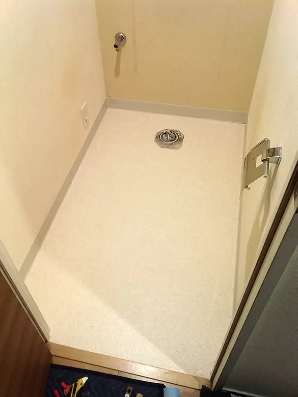 新しく貼りなおされたクッションフロアと巾木