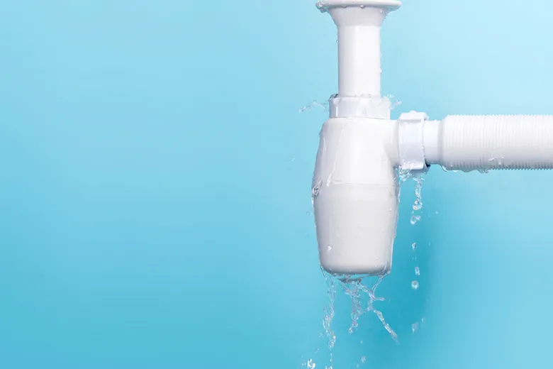 水漏れしている排水トラップ