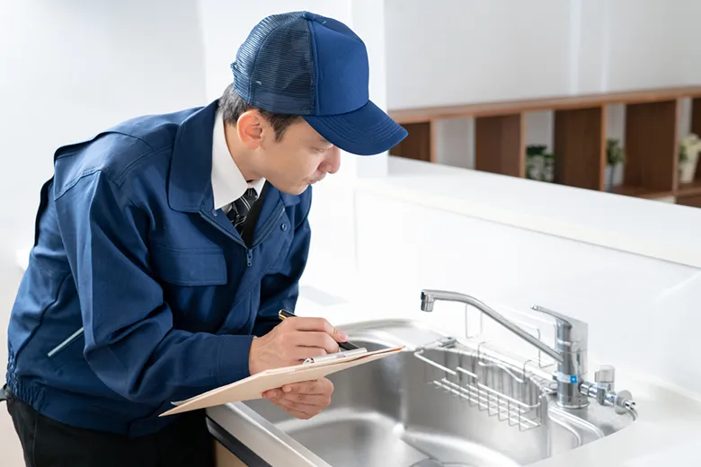 シンクの状態を確認する業者