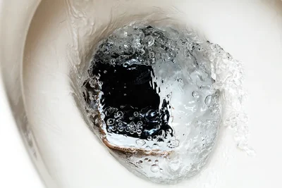 トイレで水没したスマートフォン