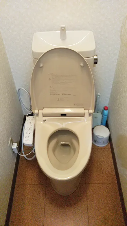 ウォシュレットの蓋を開けた様子