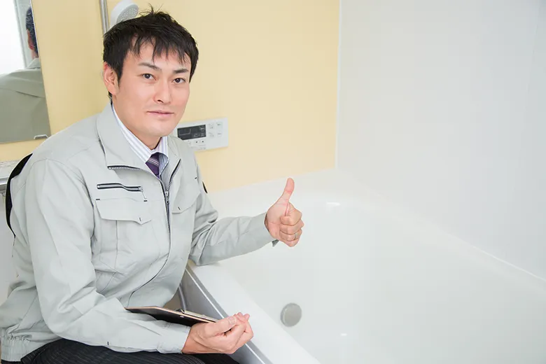 浴室を点検する業者