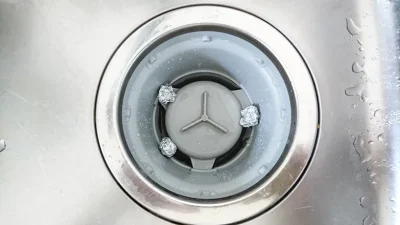 排水口に置かれた丸めたアルミホイル