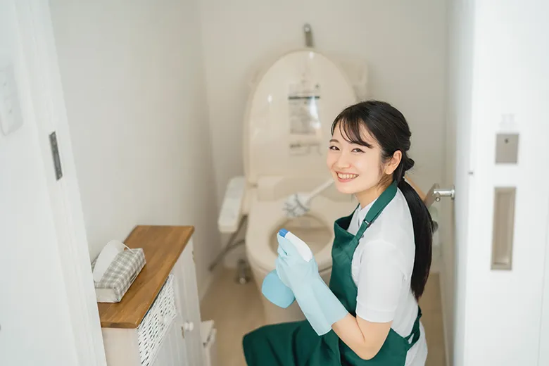 トイレ掃除をする女性