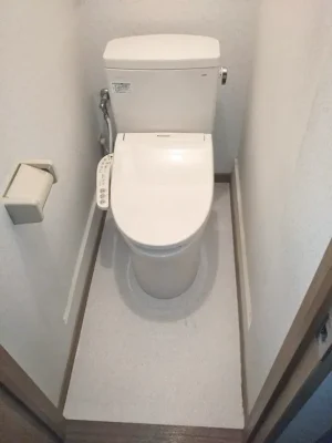 ウォシュレットから水漏れするのでトイレ一式を交換