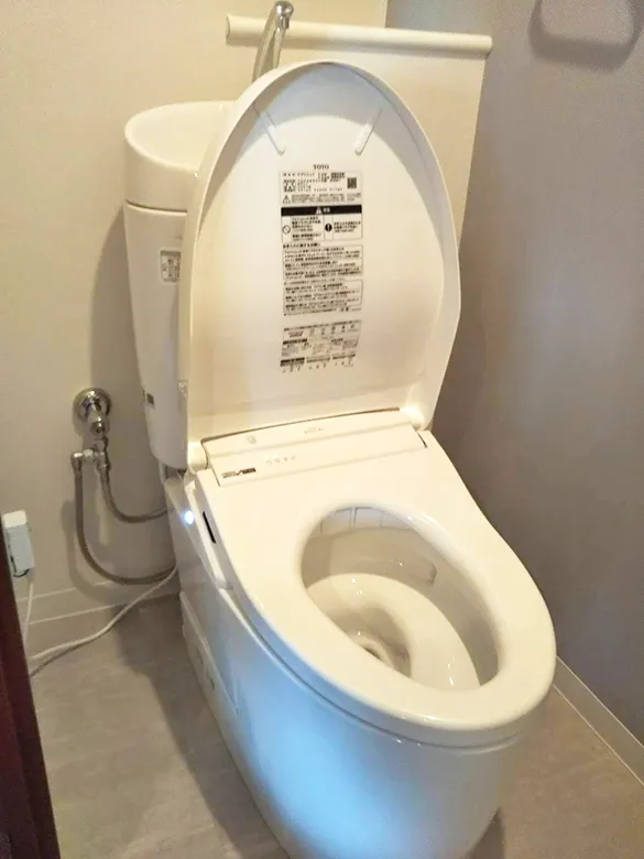 トイレの個室を一式プチリフォーム