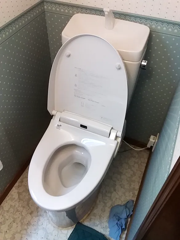 古くなったトイレを新しいトイレに交換