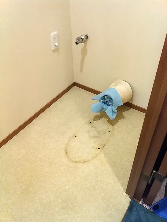 便器を撤去したトイレの個室