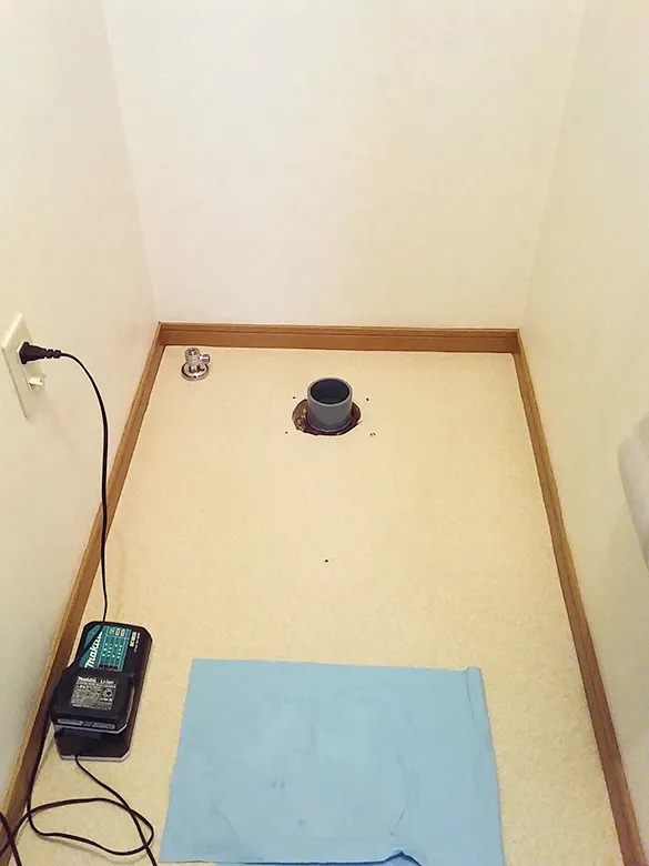 便座が取り外されたトイレの床