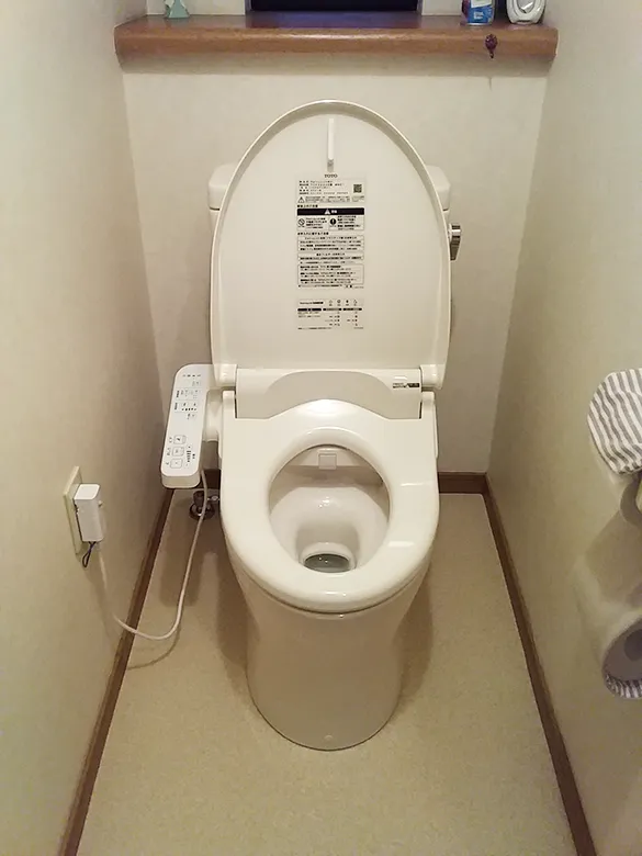 水漏れするトイレを交換