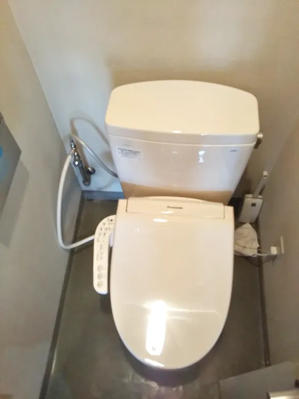 水漏れしているトイレ