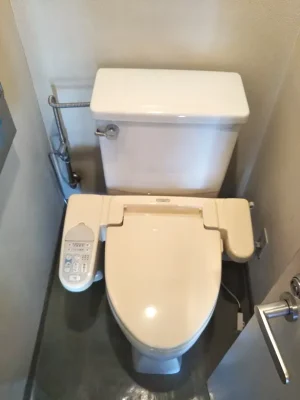 お店のトイレから水が漏れるので新しい便器に交換