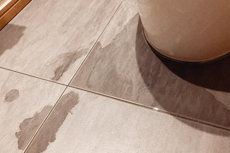 水漏れで濡れたトイレの床