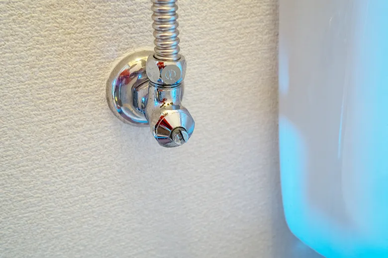トイレの配水管と止水栓
