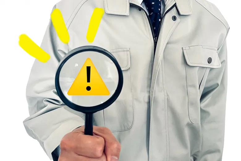 注意する作業員