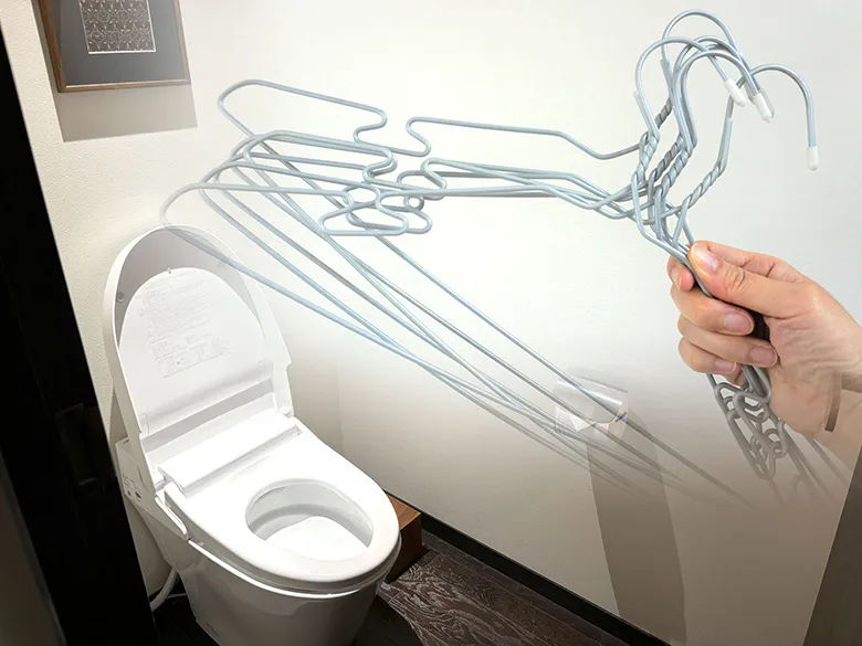 トイレ詰まりはハンガーで直せる?