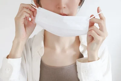 マスクを着用する人