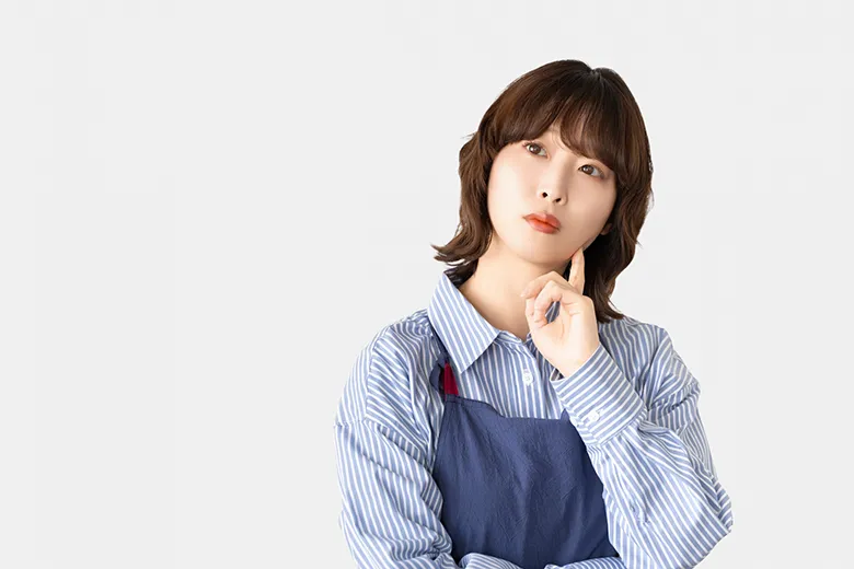 考え事をする女性