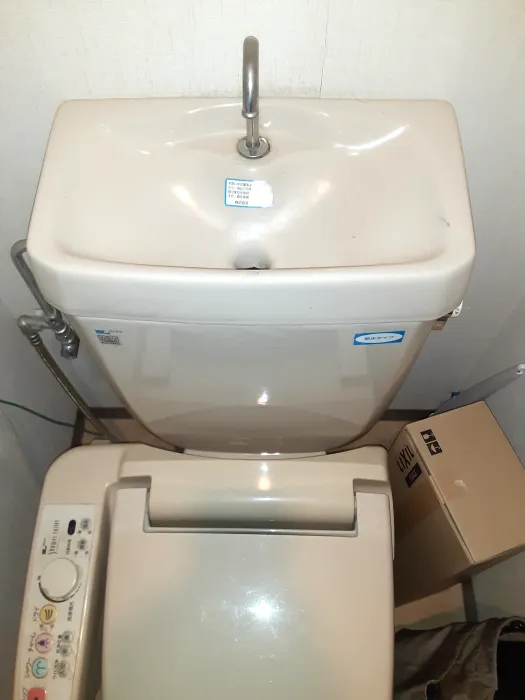 【湖南市】フロート弁の劣化によるトイレタンク内の水漏れに対応｜フロート弁交換で改善した施工事例