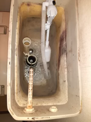 【湖南市】フロート弁の劣化によるトイレタンク内の水漏れに対応|フロート弁交換で改善した施工事例(施工前)