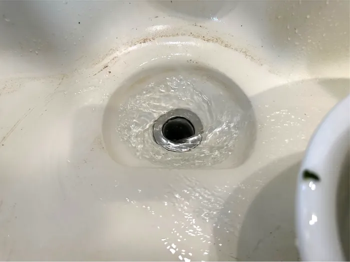 【草津市】油脂詰まりによる台所の流しの詰まりに対応｜ローポンプ作業で改善した施工事例