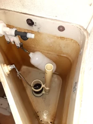 【大津市】マンションのトイレタンクの水漏れに対応｜排水弁交換で改善した施工事例