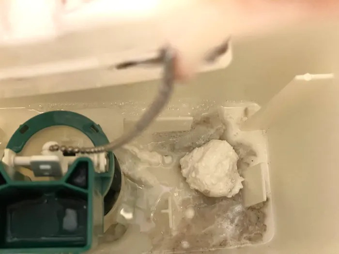 【大津市】トイレの水が止まらないトラブルに対応｜タンク内の異物除去で改善した施工事例