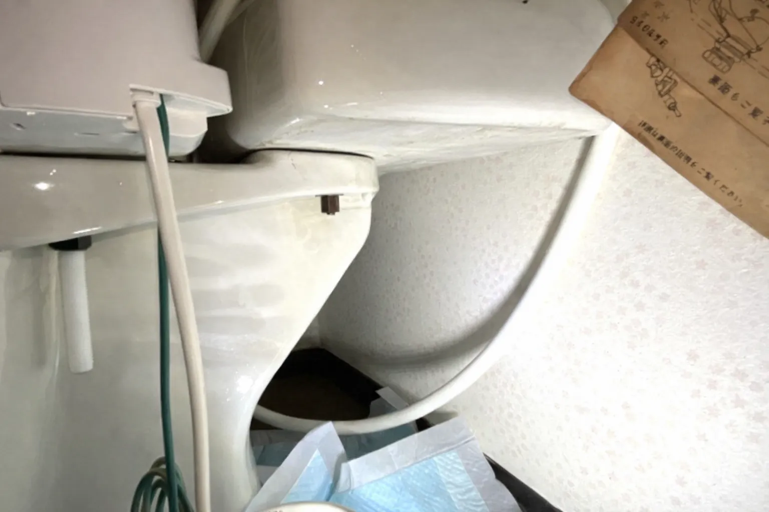 【高島市】密結パッキンの劣化によるトイレ便器後方の水漏れに対応｜密結パッキン交換で改善した施工事例