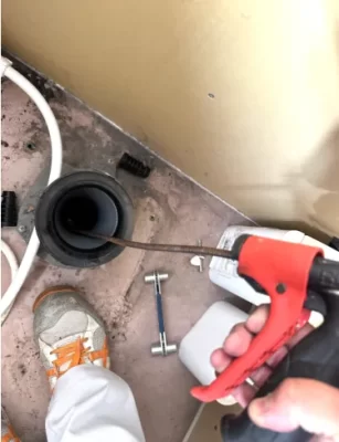 【高島市】排水管・下水の詰まりによるトイレ詰まりに対応|ローポンプと高圧洗浄で改善した施工事例(施工前)