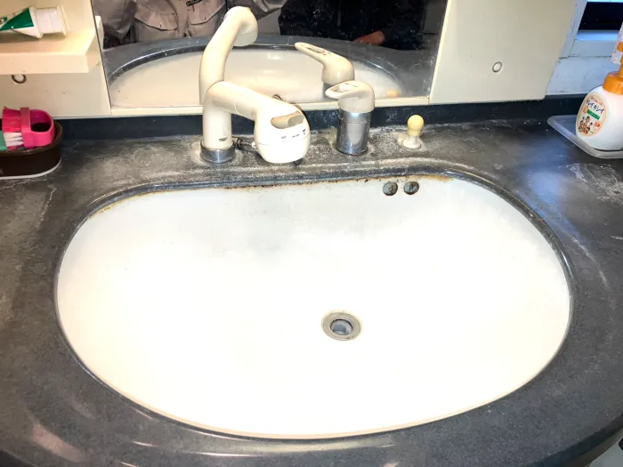 施工前の洗面台。洗面ボウルと排水口が写っている