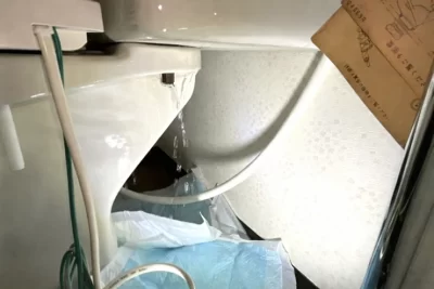【高島市】密結パッキンの劣化によるトイレ便器後方の水漏れに対応|密結パッキン交換で改善した施工事例(施工前)