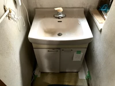 【高島市】洗面台交換に対応｜TOTOの洗面化粧台へ入れ替えた施工事例（施工前）